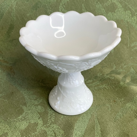 Milk glass vintage candy dish. Grapes and vine on cup and pedestal. - Picture 1 of 8